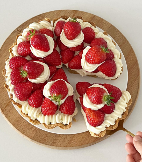 daily_dolce's tweet photo. Strawberry tart by holyday.baking 🥧🍓 https://t.co/vNhpfVnN9l