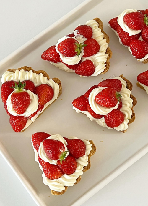 daily_dolce's tweet photo. Strawberry tart by holyday.baking 🥧🍓 https://t.co/vNhpfVnN9l
