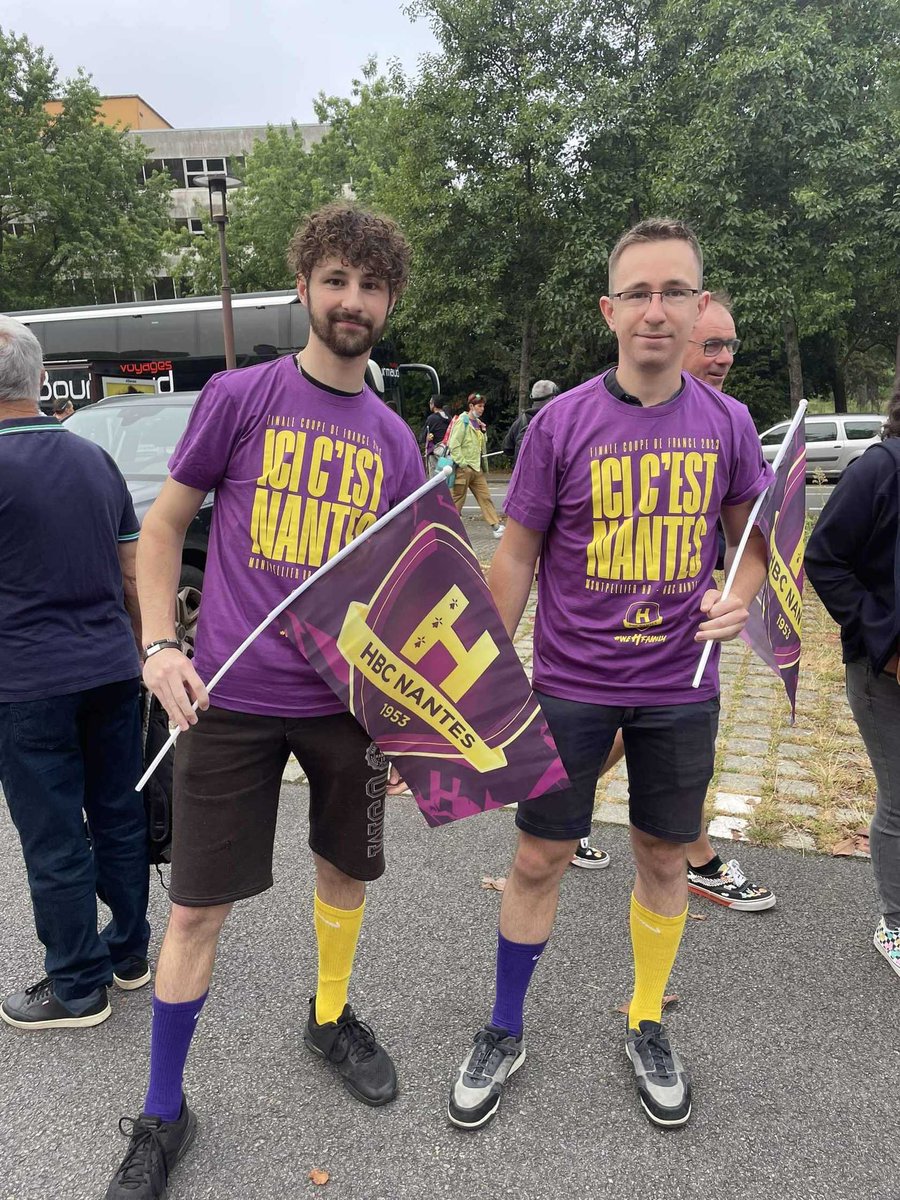HBCNantes's tweet photo. Les cars sont bien arrivés ✅ 
On aperçoit 𝗹𝗲𝘀 𝗽𝗿𝗲𝗺𝗶𝗲𝗿𝘀 𝘀𝘂𝗽𝗽𝗼𝗿𝘁𝗲𝗿𝘀 𝘃𝗶𝗼𝗹𝗲𝘁𝘀 aux abords de Bercy 🟣🟡

📸 Continuez à nous partager votre journée en nous envoyant vos photos ➡️  https://t.co/gdZOJ7roTl

#UnMurVioletAbercy https://t.co/KVenZoVoBu