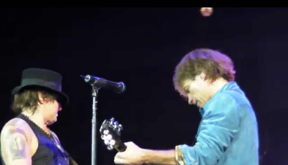 #BonJovi - Live at O2 Arena 2010 (3rd night) [FULL] youtu.be/F7KKaqTxvw0 
.
06/10/2010
#JonBonJovi #RichieSambora 🖤💙