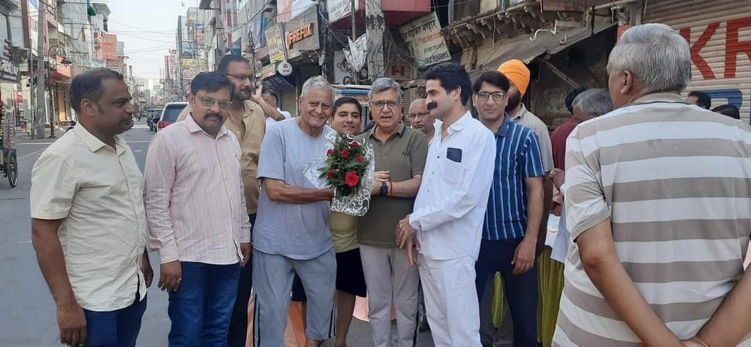 BBBatra's tweet photo. आज सुबह रेलवे रोड़ पर आयोजित जलपान कार्यक्रम के दौरान अपनों के साथ चाय का आनंद लिया!
हमेशा क़ी तरह बेहद गर्मजोशी व अपनत्व से परिपूर्ण स्वागत.....
सभी का हार्दिक आभार !! https://t.co/2dD8oBBMUj