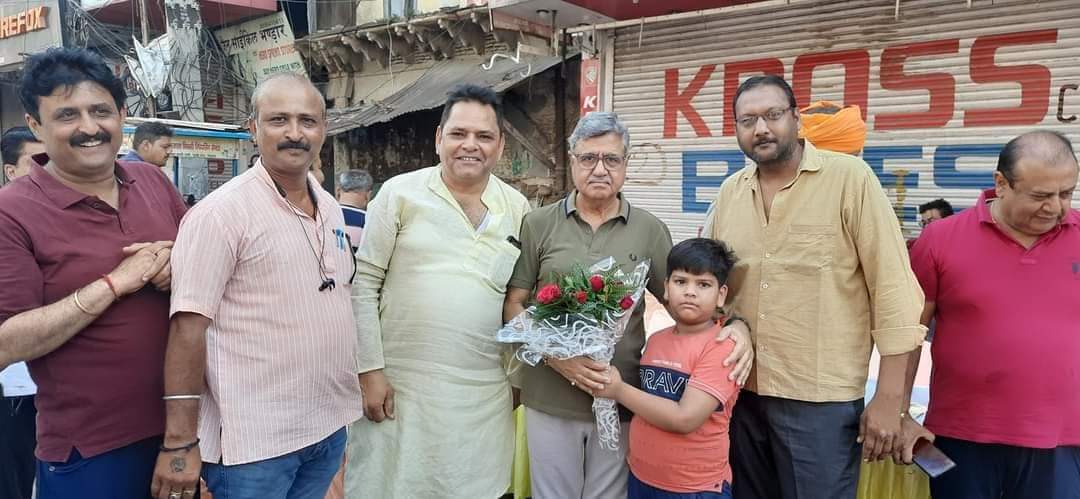 BBBatra's tweet photo. आज सुबह रेलवे रोड़ पर आयोजित जलपान कार्यक्रम के दौरान अपनों के साथ चाय का आनंद लिया!
हमेशा क़ी तरह बेहद गर्मजोशी व अपनत्व से परिपूर्ण स्वागत.....
सभी का हार्दिक आभार !! https://t.co/2dD8oBBMUj