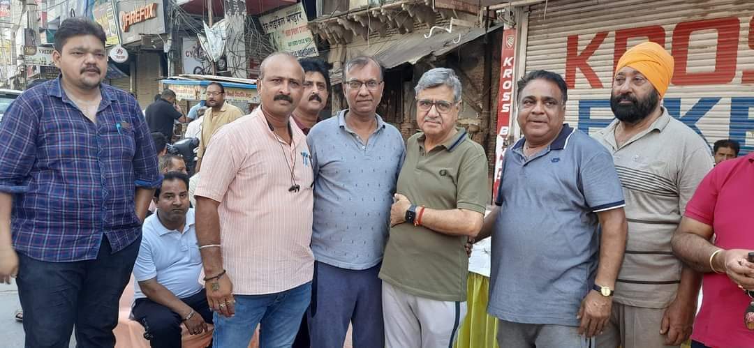 BBBatra's tweet photo. आज सुबह रेलवे रोड़ पर आयोजित जलपान कार्यक्रम के दौरान अपनों के साथ चाय का आनंद लिया!
हमेशा क़ी तरह बेहद गर्मजोशी व अपनत्व से परिपूर्ण स्वागत.....
सभी का हार्दिक आभार !! https://t.co/2dD8oBBMUj