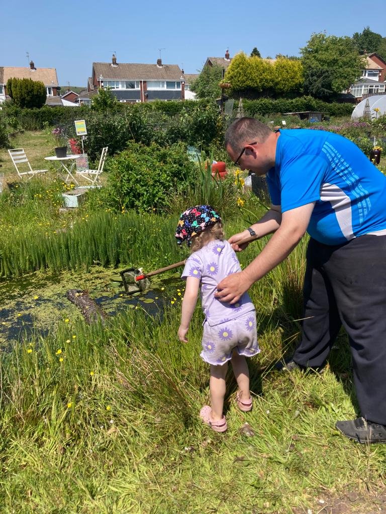 Park Life plus Pond Life on this glorious sunshine day here at our official opening day at Lees Park Eco Hub. @GBGWBedford @Greenalanp. @GMGreenCity  @LINSGREATERMAN1 #GrowWild #PondDipping