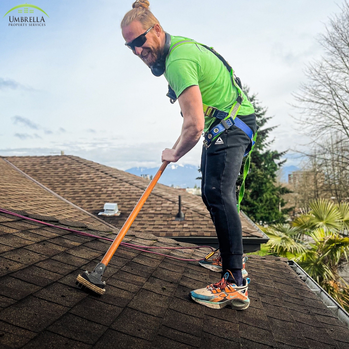 Attention homeowners in Kitsilano! Don't let a dirty roof bring down the look of your beautiful home. Let Michal take care of it for you. Contact us today for a free quote!

#kitsilano #kitsilanoroofcleaning #roofcleaning #vanre #umbrellaservices #vancouver #cleancouver