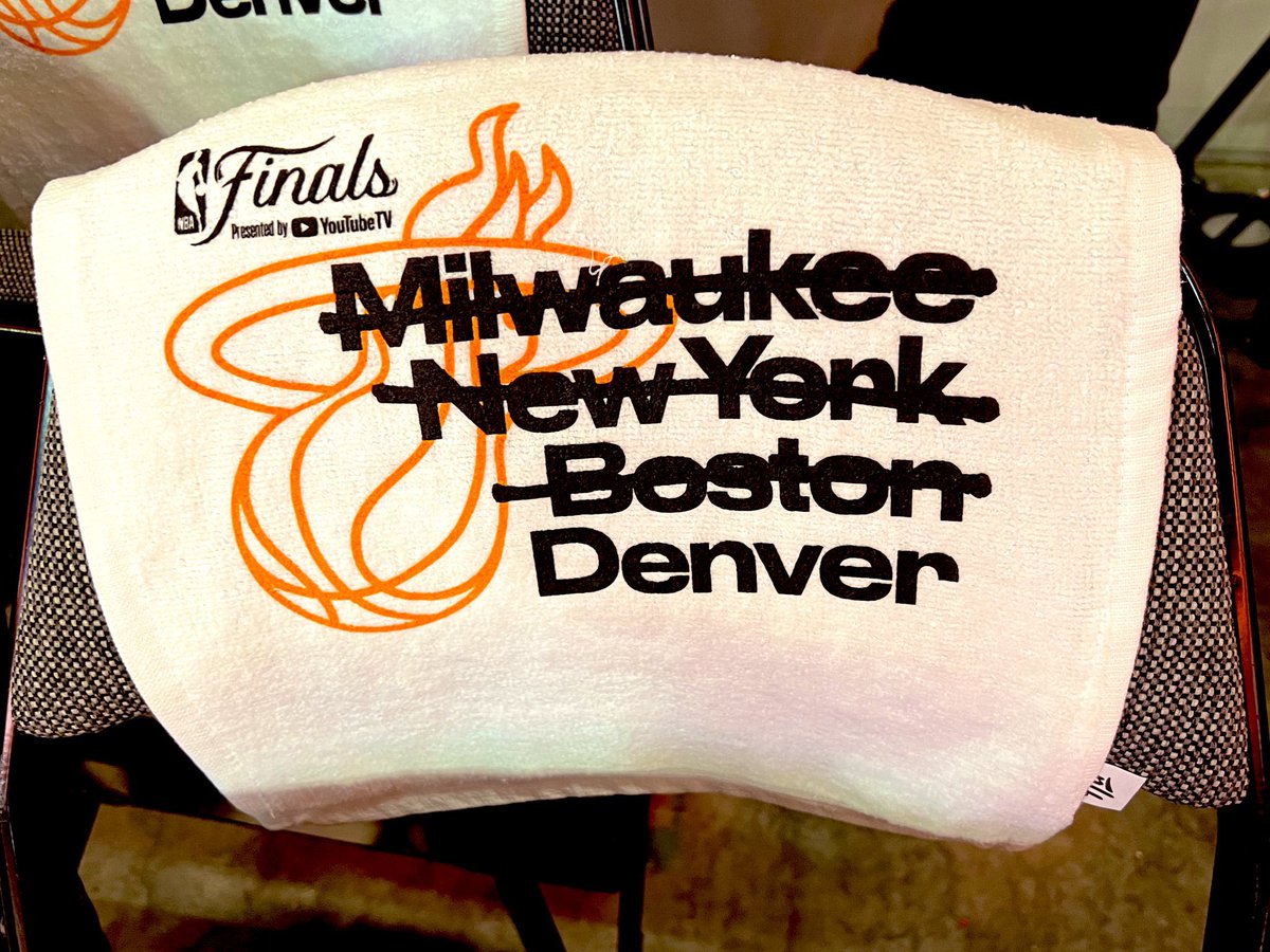 I had SOOO many of you ask me to grab one of these for you. So I scoured the arena postgame for you guys 😅 👉 Like and retweet this and I’ll randomly select winners and mail a rally towel to you! P.S. IS IT MONDAY YET?!?!