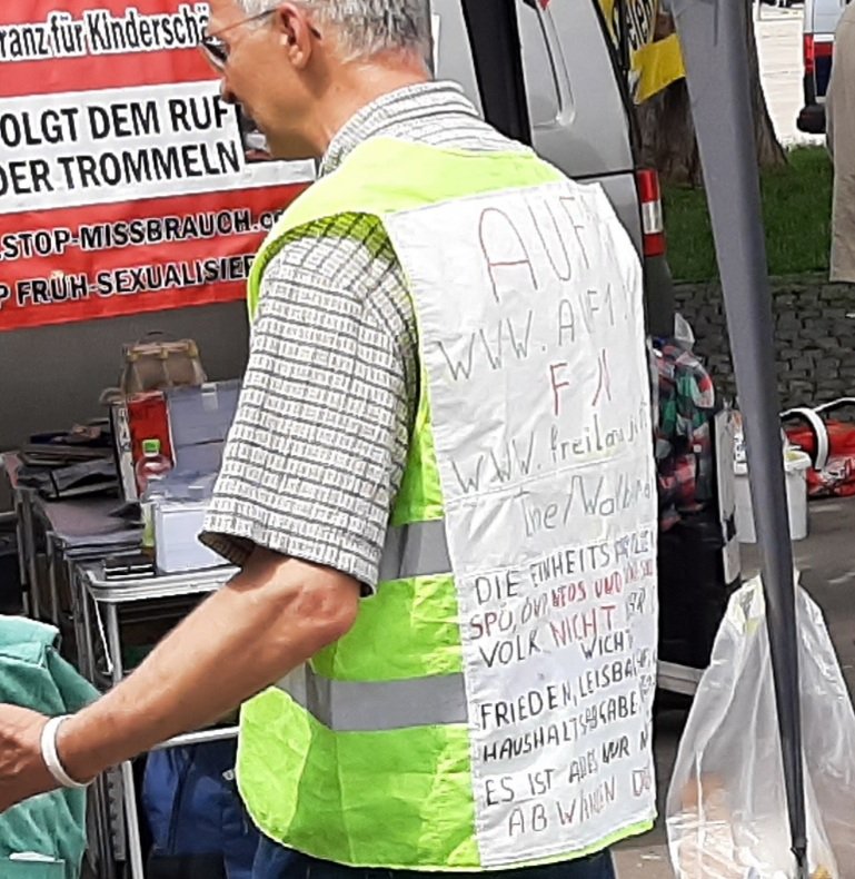 Kei_Nie_'s tweet photo. #w1006 Auch ausserhalb der Pro-#Putin-Propagandashow "#PeaceSummit" gibt es heute in #Wien merkwürdige #Schwurbel-Veranstaltungen, wie z. B. diese Kundgebung am Nachmittag auf dem #Schwarzenbergplatz. 💩

https://t.co/jzezfl6gJ2 https://t.co/LmoQhIX7ED