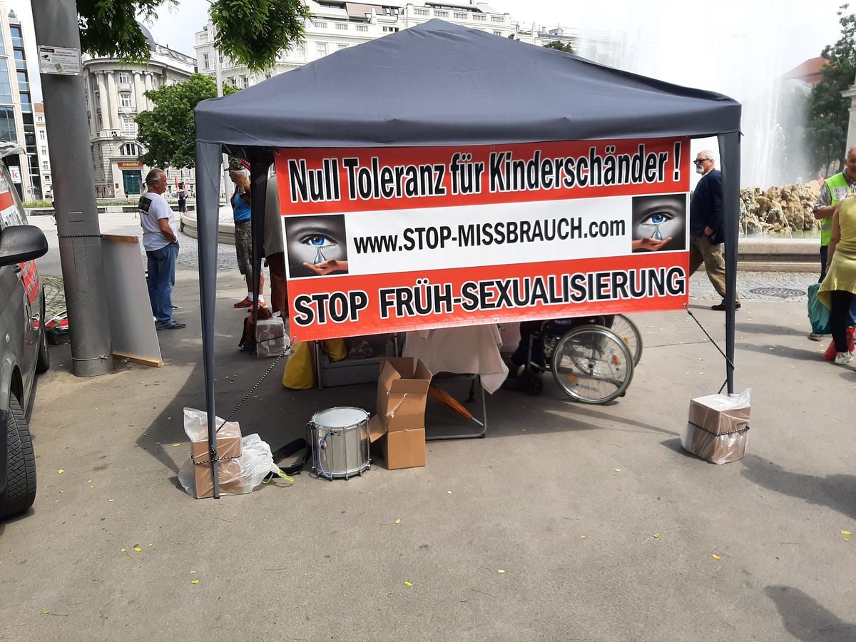 Kei_Nie_'s tweet photo. #w1006 Auch ausserhalb der Pro-#Putin-Propagandashow "#PeaceSummit" gibt es heute in #Wien merkwürdige #Schwurbel-Veranstaltungen, wie z. B. diese Kundgebung am Nachmittag auf dem #Schwarzenbergplatz. 💩

https://t.co/jzezfl6gJ2 https://t.co/LmoQhIX7ED