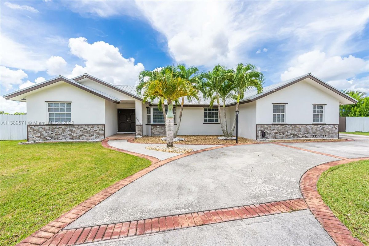 #Homestead
💵 $ 749,000 
🏠  4 Beds / 3 Baths
📐 2,494 Sq.Ft.
.
Beautiful 4beds/3baths.Listing Courtesy of Elite Sales Group

.Reach out for more information 
📲 786-613-3823

 #HomesteadFlorida #HomesteadRealtor #HomesteadRealEstate #luxurylistings
buff.ly/434LueQ