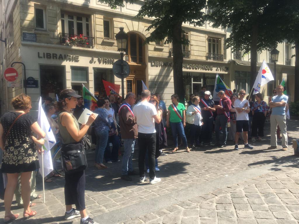 Toutes et tous mobilisés ce matin pour la défense du service public de l'éducation et contre les fermetures de classes aux côtés des parents d'élèves, de la @FCPEPARIS et des syndicats enseignants 
#touchepasamaclasse
Le combat continue 👊👊👊
