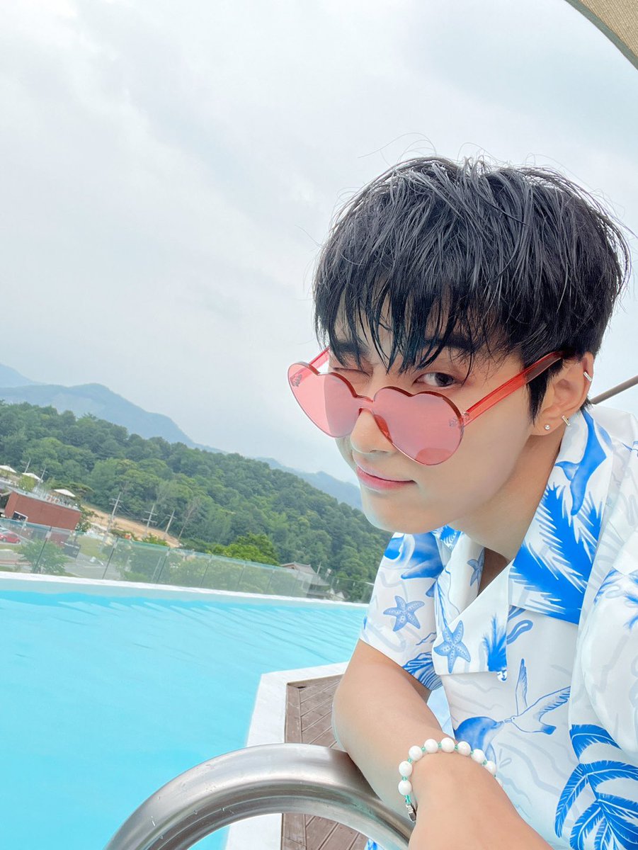 [#OX]

더워서 시원한 사진💙💙💙

#OMEGA_X #오메가엑스
#재한 #JAEHAN