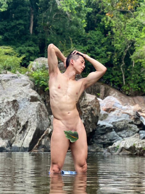 Guess what I&rsquo;m wearing. https://t.co/Rzbx9loLsT