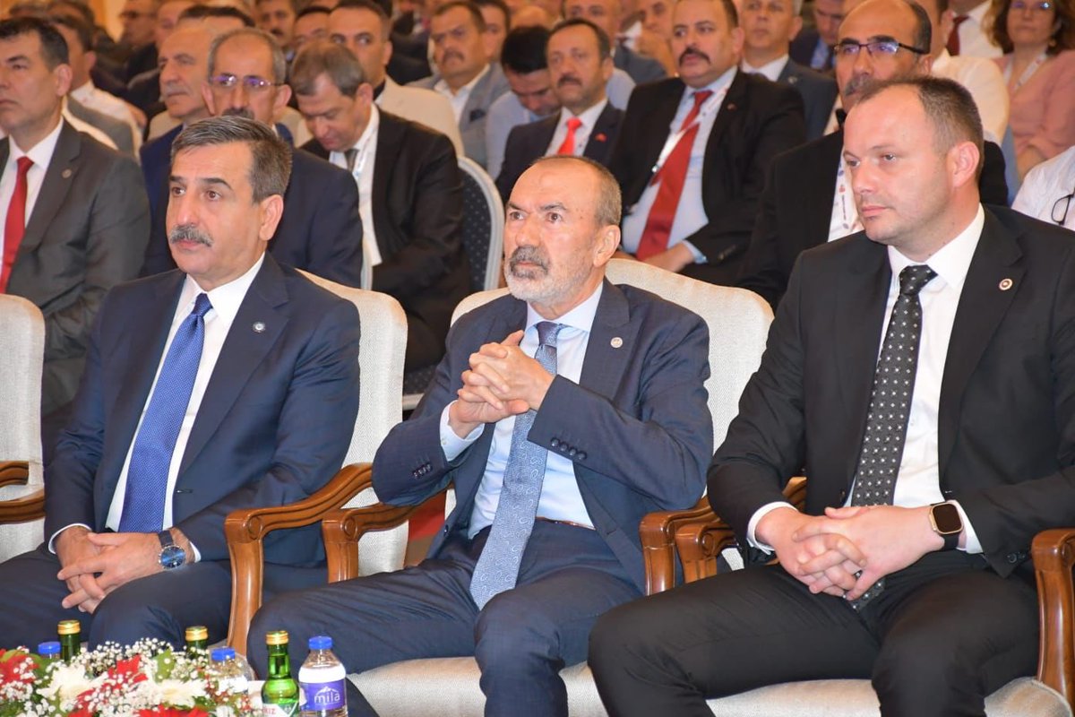 yasaryldrmMHP's tweet photo. "Türk Yüzyılı'na Biz de Varız" temasıyla
1.Olağanüstü Genel Kurulu’nu gerçekleştiren @Kamu_Sen’in genel kurulunda memur kardeşlerimizle buluştuk.
Türkiye’nin kazanımlarının, yarınlarımızı inşa edeceğini hep birlikte ifade ederek, yarınları birlikte kurmak için sözleştik. 
Yeniden genel başkanlığa seçilen @OnderKahveci’yi tebrik eder, yetkili kurullarda görev alan tüm kardeşlerimize başarılar dilerim. 
Var olsun birliğimiz,
Var olsun Teşkilat!