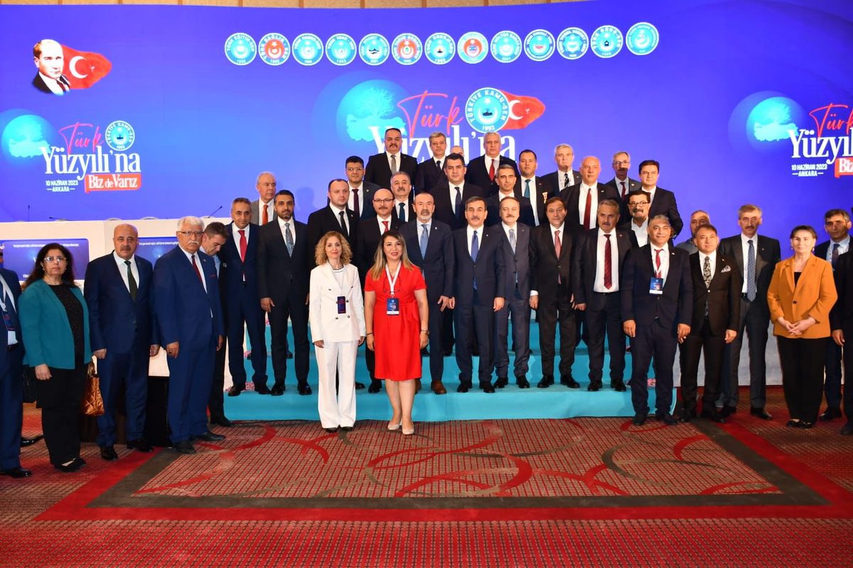 yasaryldrmMHP's tweet photo. "Türk Yüzyılı'na Biz de Varız" temasıyla
1.Olağanüstü Genel Kurulu’nu gerçekleştiren @Kamu_Sen’in genel kurulunda memur kardeşlerimizle buluştuk.
Türkiye’nin kazanımlarının, yarınlarımızı inşa edeceğini hep birlikte ifade ederek, yarınları birlikte kurmak için sözleştik. 
Yeniden genel başkanlığa seçilen @OnderKahveci’yi tebrik eder, yetkili kurullarda görev alan tüm kardeşlerimize başarılar dilerim. 
Var olsun birliğimiz,
Var olsun Teşkilat!