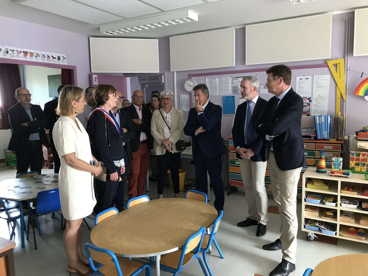 EBrussat's tweet photo. Inauguration ce jour à #Bouzel de la #rénovation de l’ #ecole et du centre bourg à l’invitation de sa #maire Suzanne Delarbre en présence de @Prefet63 @BoyerJ_M @egold_senat @Departement63 des financements conjoints avec @auvergnerhalpes https://t.co/bwAHT1m8co