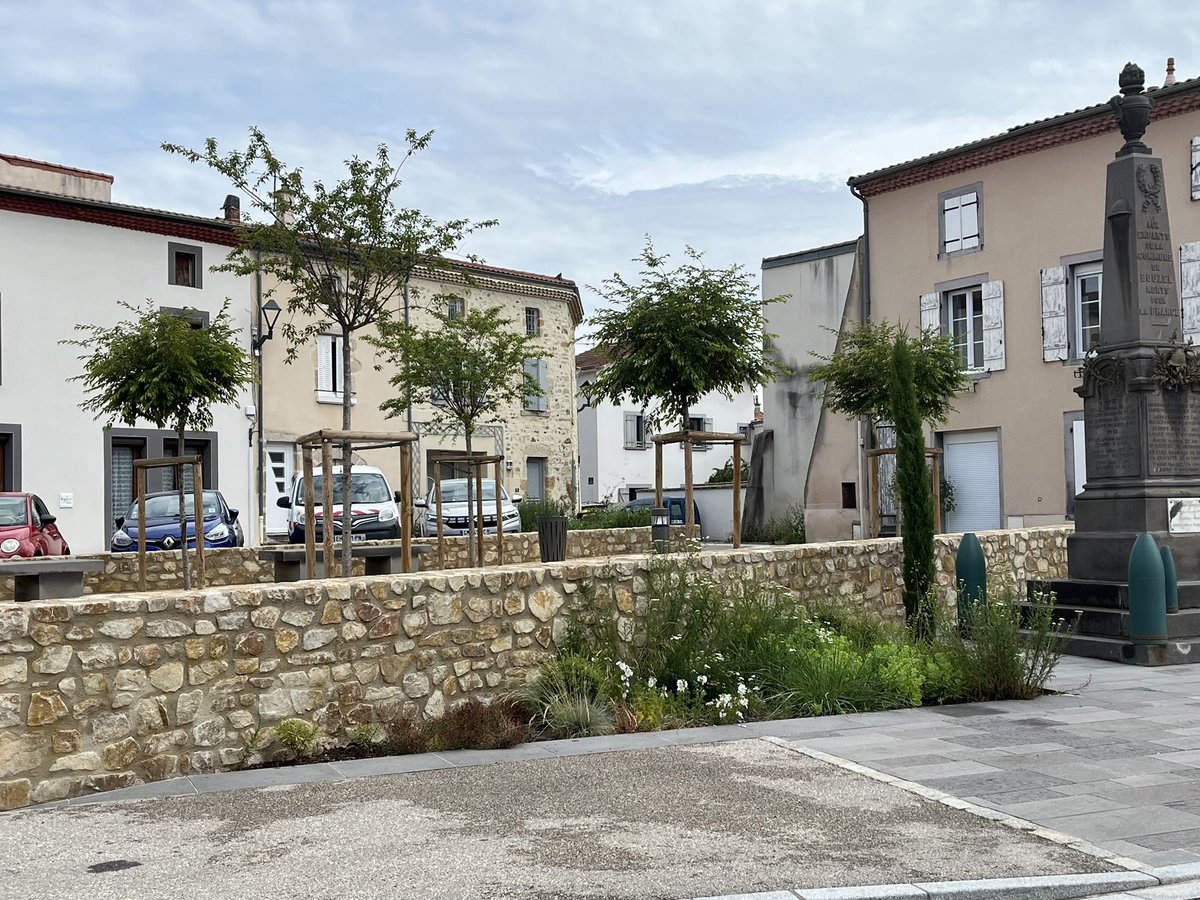 EBrussat's tweet photo. Inauguration ce jour à #Bouzel de la #rénovation de l’ #ecole et du centre bourg à l’invitation de sa #maire Suzanne Delarbre en présence de @Prefet63 @BoyerJ_M @egold_senat @Departement63 des financements conjoints avec @auvergnerhalpes https://t.co/bwAHT1m8co