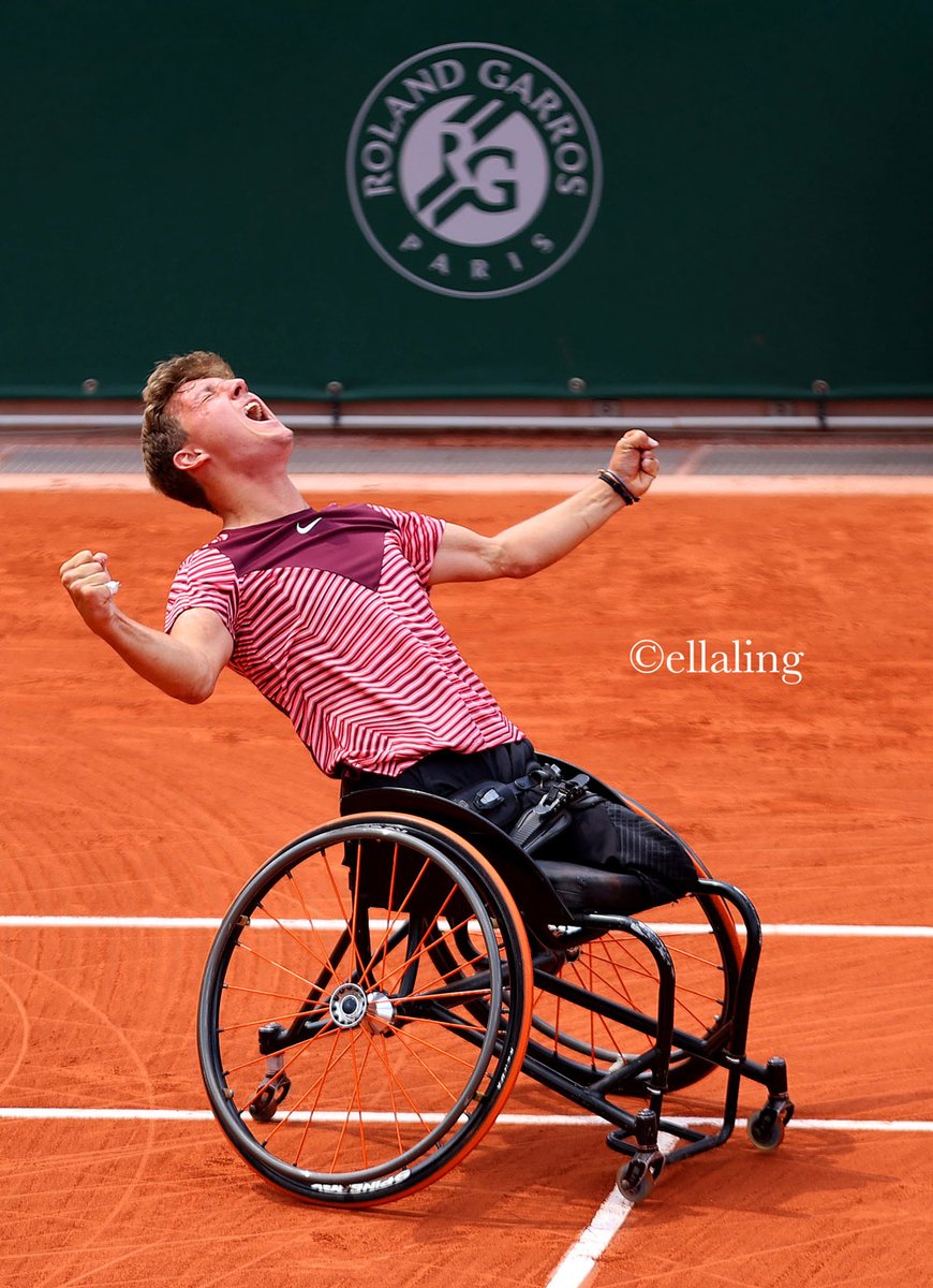 I couldn't be happier for Niels Vink, Champion in an incredibly competitive Mens Quad Wheelchair Final against his Dutch compatriot, Sam Schroder. 💪🥹📸 @babolat @ShutterstockNow @CanonUKandIE @nike @rolandgarros #wheelchairtennis #tennisphotography #sportsphotography