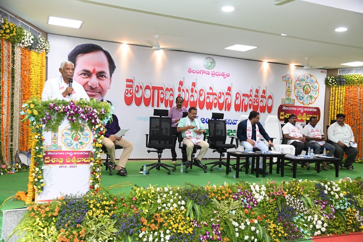 Collector_MNCL's tweet photo. తెలంగాణ రాష్ట్ర అవతరణ దశాబ్ది ఉత్సవాల్లో భాగంగా నిర్వహించబడిన "తెలంగాణ సుపరి పాలన దినోత్సవం " కార్యక్రమంలో పాల్గొన్న ప్రభుత్వ విప్, చెన్నూర్ నియోజకవర్గ శాసనసభ్యులు @balkasumantrs గారు,మంచిర్యాల శాసనసభ్యులు @NDiwakarRao గారు మరియు జిల్లా కలెక్టర్ బాదావత్ సంతోష్ గారు
@TelanganaCMO https://t.co/9EYk7lIScm
