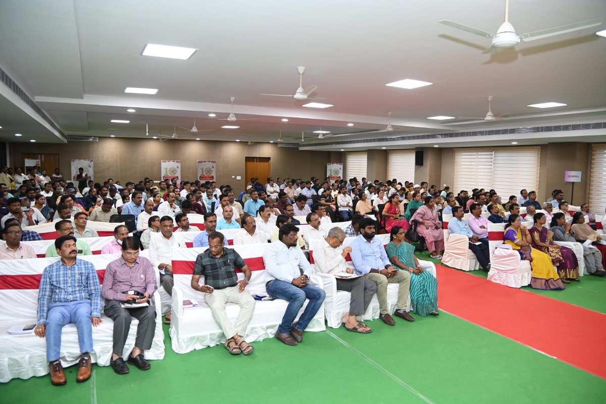 Collector_MNCL's tweet photo. తెలంగాణ రాష్ట్ర అవతరణ దశాబ్ది ఉత్సవాల్లో భాగంగా నిర్వహించబడిన "తెలంగాణ సుపరి పాలన దినోత్సవం " కార్యక్రమంలో పాల్గొన్న ప్రభుత్వ విప్, చెన్నూర్ నియోజకవర్గ శాసనసభ్యులు @balkasumantrs గారు,మంచిర్యాల శాసనసభ్యులు @NDiwakarRao గారు మరియు జిల్లా కలెక్టర్ బాదావత్ సంతోష్ గారు
@TelanganaCMO https://t.co/9EYk7lIScm