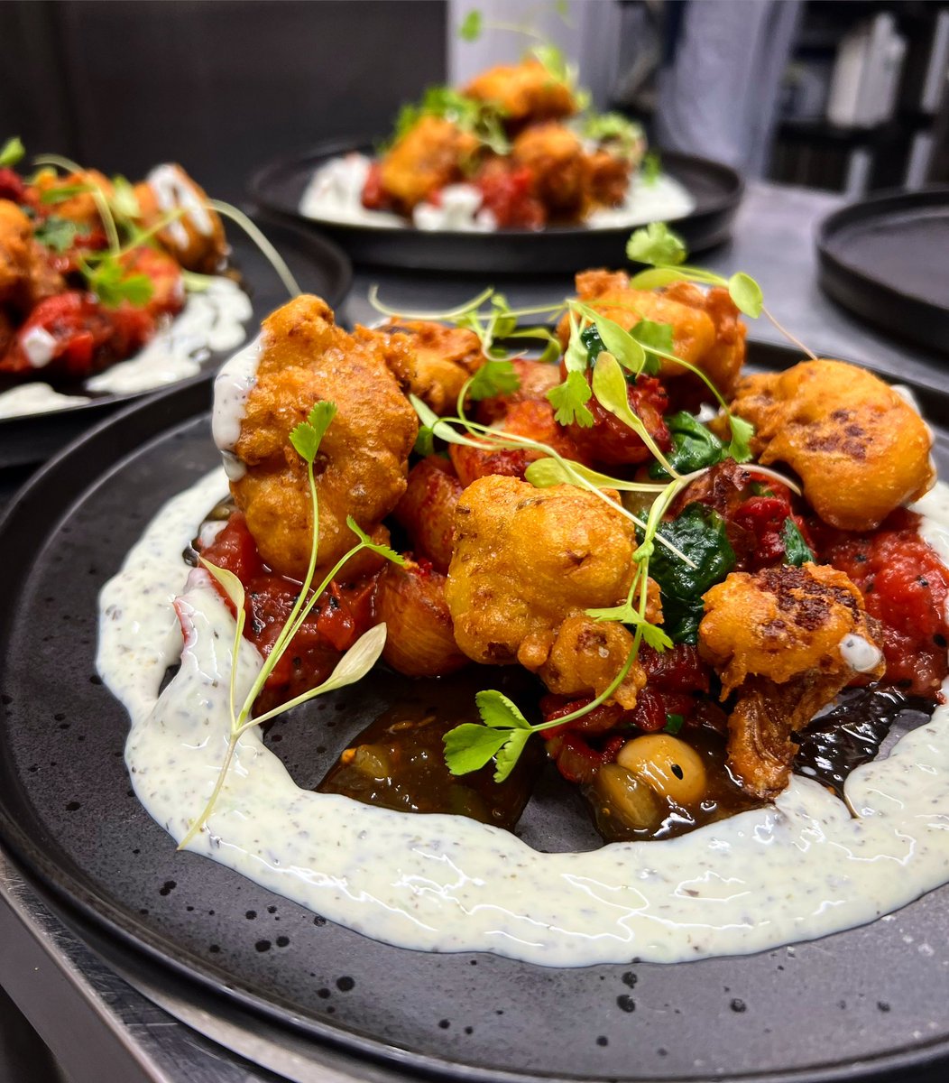 milkandsugarcdf's tweet image. Cauliflower pakora | Bombay potatoes | Mango | Mint yoghurt | Spicy tomato chutney #privateevents #cardiff #finedining #food #vegan