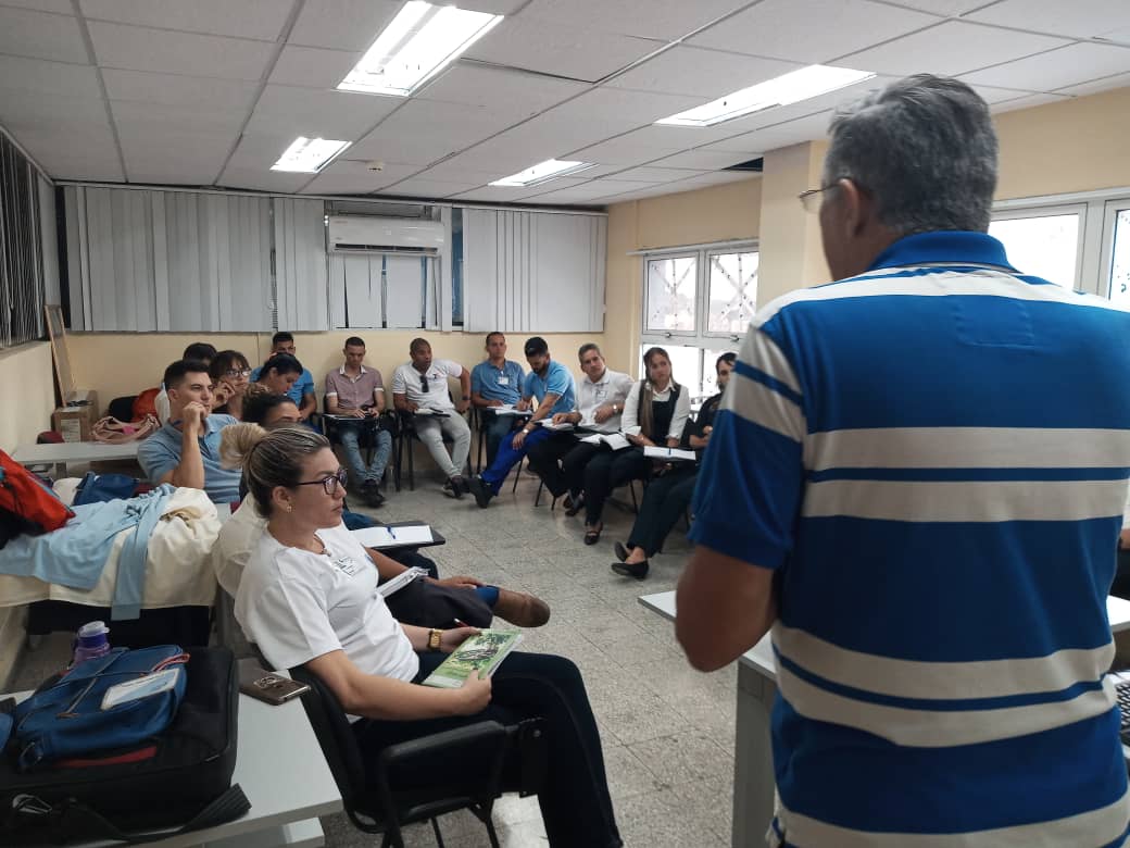 Continúa la preparación de las reservas, canteras y jóvenes en la DTHO, en esta ocasión el DrC. Carlos Manuel Vilariño Corella, Profesor Titular de la UHO, imparte conferencia sobre liderazgo, muestra del vínculo universidad- empresa, un verdadero lujo.
#CubaViveYTrabaja