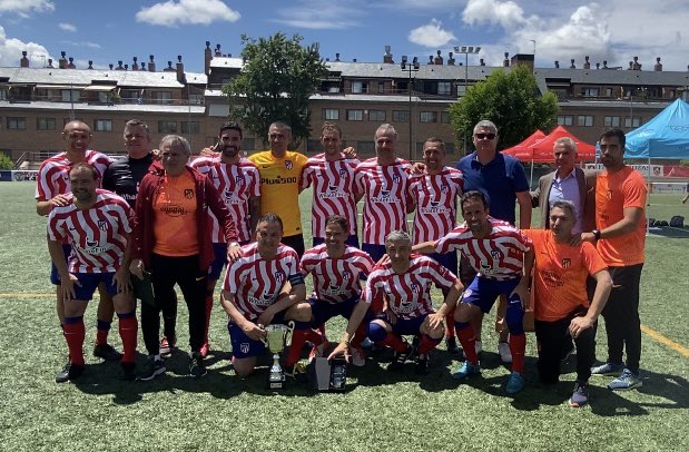 FPALasRozas's tweet photo. I TORNEO Veteranos UAPO&amp;FPA solidario.
🥇🏆 Atlético de Madrid
🥉 Granada Cf

Gran mañana disfrutando de un fútbol de categoría.
Gracias a todos por acompañarnos en este evento tan importante para nosotros. 
⚽️🧡💪🏼 https://t.co/UObDAy8Ijq