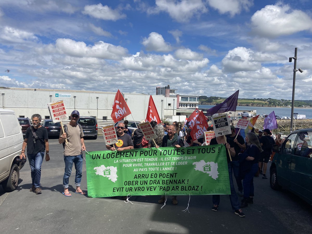 bretagne_info's tweet photo. Une manif jeune et populaire a #Douarnenez pour le #logement en #Bretagne ! #ZoneTendue #bzh https://t.co/geLiQEFy2r