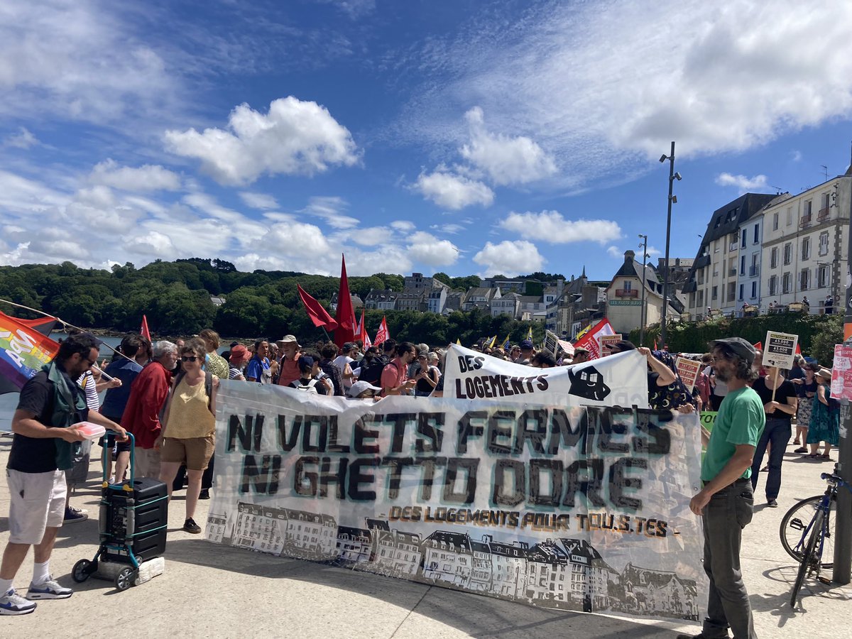 bretagne_info's tweet photo. Une manif jeune et populaire a #Douarnenez pour le #logement en #Bretagne ! #ZoneTendue #bzh https://t.co/geLiQEFy2r