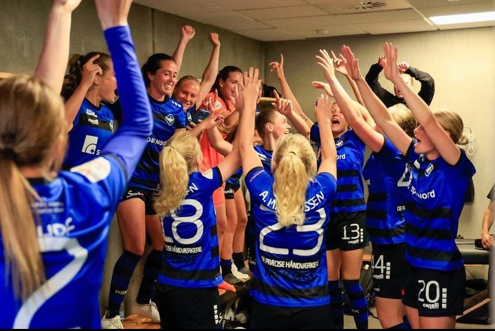 _Zeroazero's tweet photo. #GjensidigeKvindeliga 🇩🇰: nell'ultima giornata dei #playoff, l'HB #Køge ⚫🔵 pareggia 1-1 con il #Brøndby e conquista il campionato per la terza volta #consecutiva. Nuovo #record di spettatori al #CapelliSportStadion: 2204.

@Sebastiano_M64 
Ph: IG HB Køge https://t.co/x7GVk4RFYz