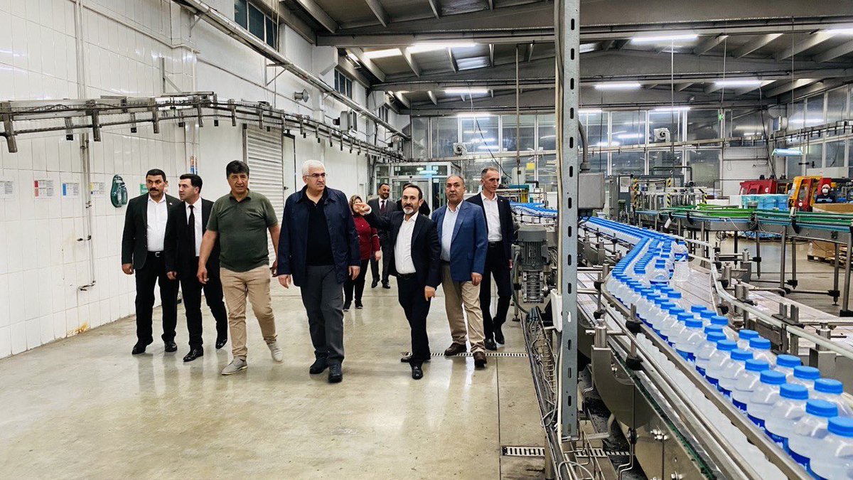📍Erzurum Şehrimizin önemli istihdam ve yatırım temsillerinden olan Desni Su üretim tesislerini ziyaret ettik. Esnafımızın, emekçilerimizin, işverenlerimizin gayreti ile ekonomimizi daha da ileriye taşıyacak ve güzel yarınlara birlikte yürüyeceğiz. #Türkiyeyüzyılı
