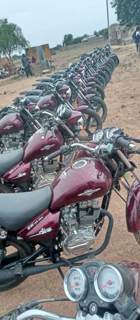 TiladoAbga's tweet photo. #Burkina Des ressortissants de #Lalgaye dans le #Koulpelogo(Centre-Est), vivant à Ouagadougou, à Cinkanssé et au #Gabon, ont offert samedi, 23 moto aux Volontaires pour la défense de la patrie(#VDP), en lutte contre les #lterroristes qui multiplie les exactions dans la localité https://t.co/64cLy0COnm