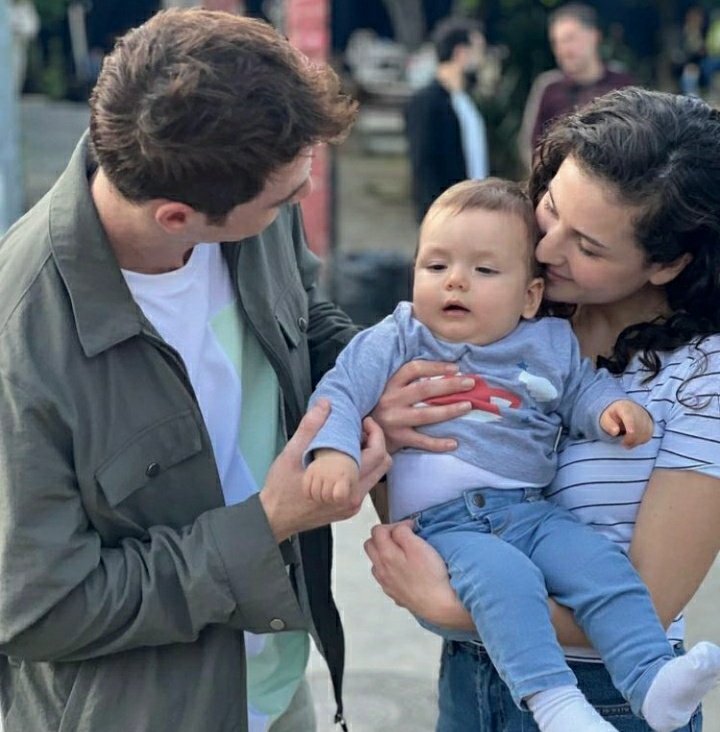 recmel uc senedir hemen hemen her gun birbirlerini goruyorlar ve birbirlerine cok alıstılar uc ay boyunca napacaklar acaba cok ozlesmeseler bari beraber gidin tatile hadi be asklarim 

AşkaEsir AyBer