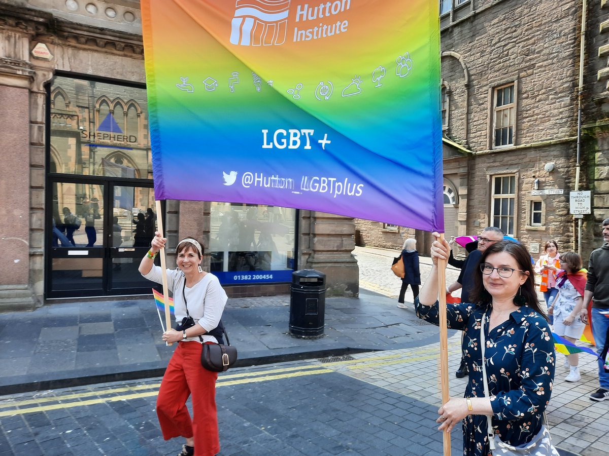 Hutton_LGBTplus's tweet image. A glorious day, a beautiful town, and fabulous people 🌈🏳️‍⚧️🏳️‍🌈 Must be @DundeePride and the @JamesHuttonInst  was there!