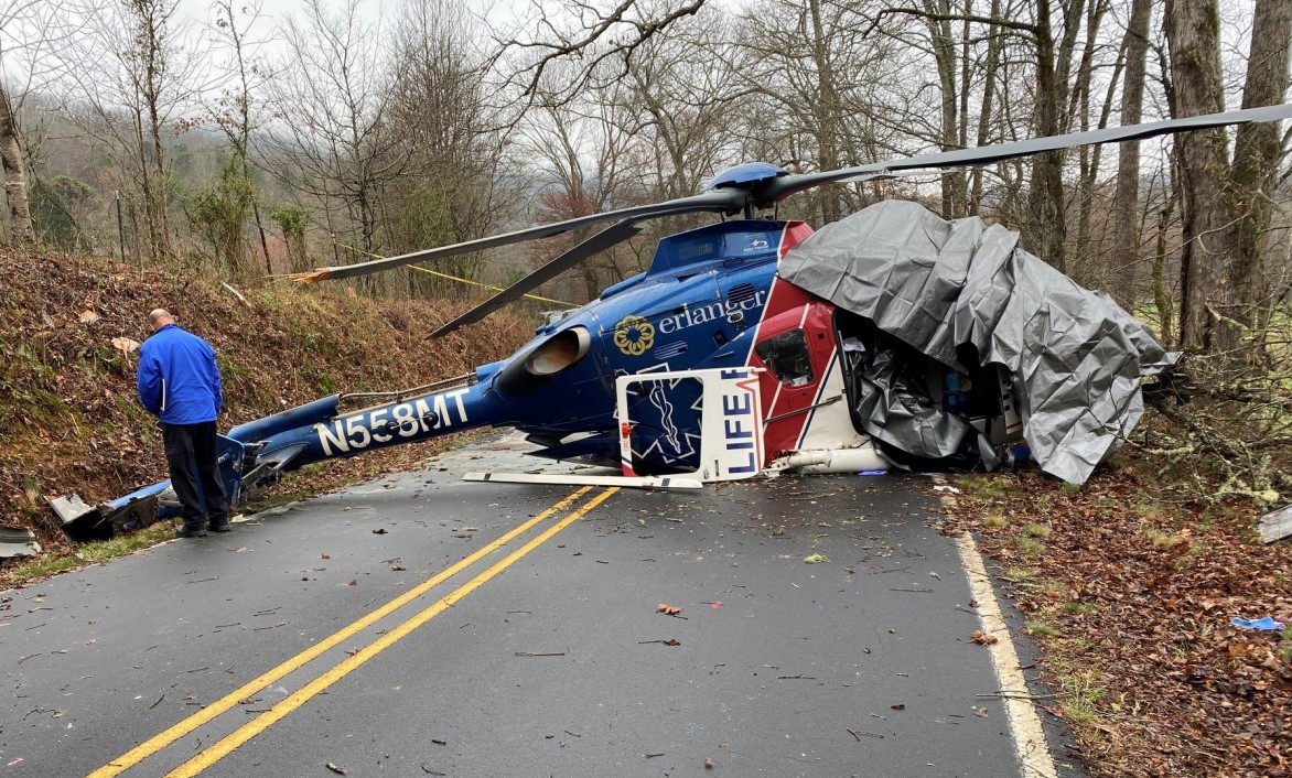 The single pilot was head down as the sun set correcting tech log entries. The helicopter struck trees on a mountain top then force landed in woodland. aerossurance.com/air-accidents-… #helicopter #airambulance #humanfactors #distraction #flightsafety #aviationsafety