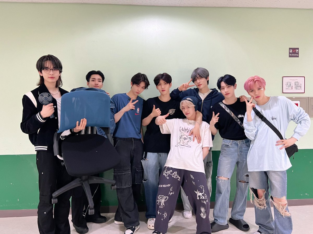 the_EPEX's tweet photo. [🎁]
EPEX 1st FANCON <SUNSHOWER> DAY 1 🌤️
🩵제니스를 행복하게 해주는 게 우리의 목표🩵 이펙스! 제니스! 지금처럼 서로만 믿고 나아가기로 약속해💚

#EPEX #이펙스 #Eight_Apex #EPEX1stFANCON #SUNSHOWER #SUNSHOWERinSEOUL #위시 #금동현 #뮤 #아민 #백승 #에이든 #예왕 #제프 https://t.co/eWSl4WKlMH