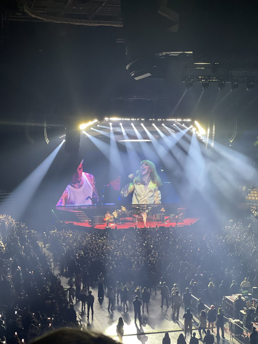 tbilley's tweet photo. The love I have for @paramore is still strong after so many years.
#Paramore #ThisIsWhyTour #ParamoreToronto #Toronto https://t.co/mKCa0FUevt