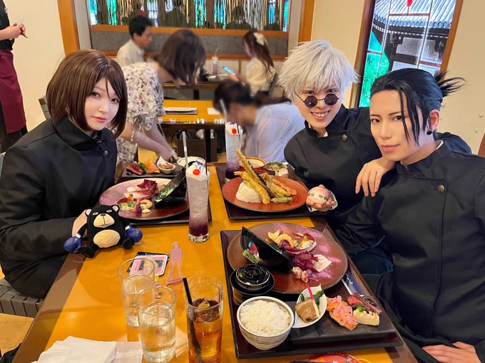 呪術廻戦 / コスプレ  女将悟、相模傑、真冬硝子のさしすでユニバ楽しんできたー! ごはんもアトラクションも呪術充して幸せだった!悠仁への想いが高まった 写メいっぱい撮ったからいっぱいあげていく!