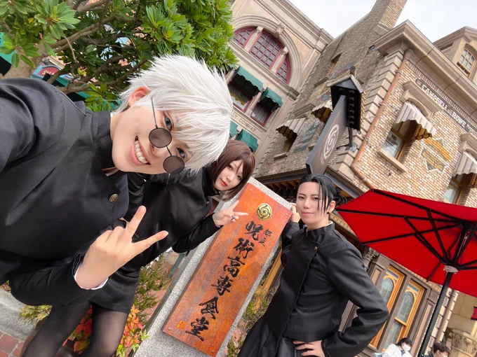 呪術廻戦 / コスプレ  女将悟、相模傑、真冬硝子のさしすでユニバ楽しんできたー! ごはんもアトラクションも呪術充して幸せだった!悠仁への想いが高まった 写メいっぱい撮ったからいっぱいあげていく!