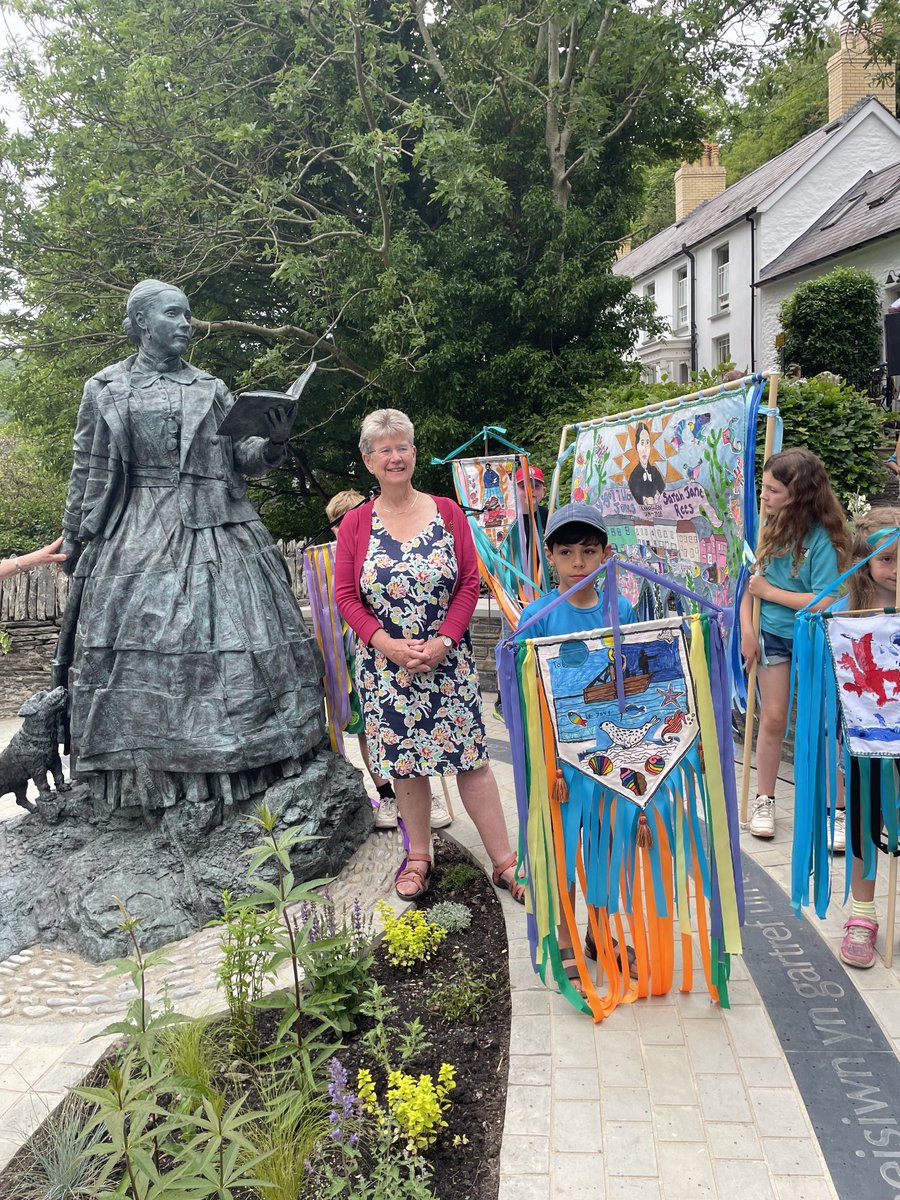 Wonderful to be at the unveiling of Cranogwen in Llangranog - born here 180 years ago formidable history of achievements Poet, headteacher, master mariner, campaigner ⁦@women_welsh⁩ ⁦@Urdd⁩ ⁦@WelshGovernment⁩