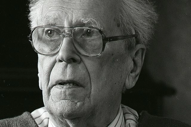 Академик Дмитрий Лихачев о репрессиях 30-х гг: "Все в Ленинграде были готовы к неожиданным арестам" 

"Сейчас очень часто говорят и пишут, что население страны не знало о размахе того ужаса, который представляла собою деятельность Сталина. Я свидетельствую как житель Ленинграда,