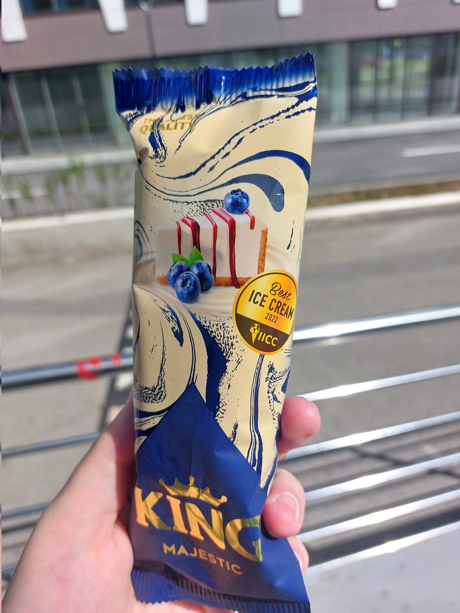 somboracmarko's tweet photo. @antifragilna @radomir_martin @kosta_1986 osvežavajuća kombinacija borovnice i hrskavosti, iako svakako ne za 'best' ocenu, ali dovoljno dobra da odlutate u ukusu dok vam filing kaplje na tek kupljeni kacket 7,5/10 #risrcjunit https://t.co/pui4dyP4K2