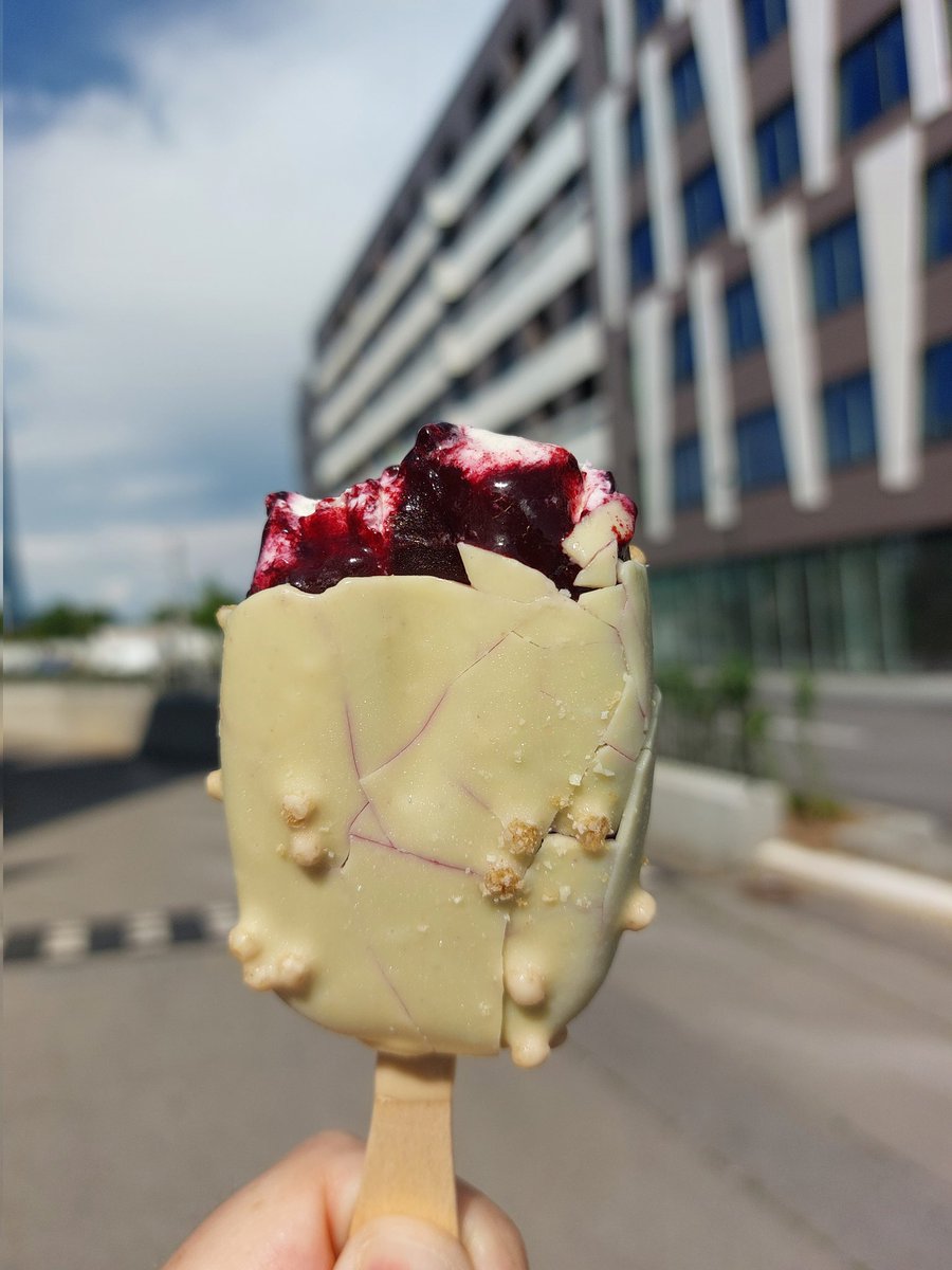 somboracmarko's tweet photo. @antifragilna @radomir_martin @kosta_1986 osvežavajuća kombinacija borovnice i hrskavosti, iako svakako ne za 'best' ocenu, ali dovoljno dobra da odlutate u ukusu dok vam filing kaplje na tek kupljeni kacket 7,5/10 #risrcjunit https://t.co/pui4dyP4K2