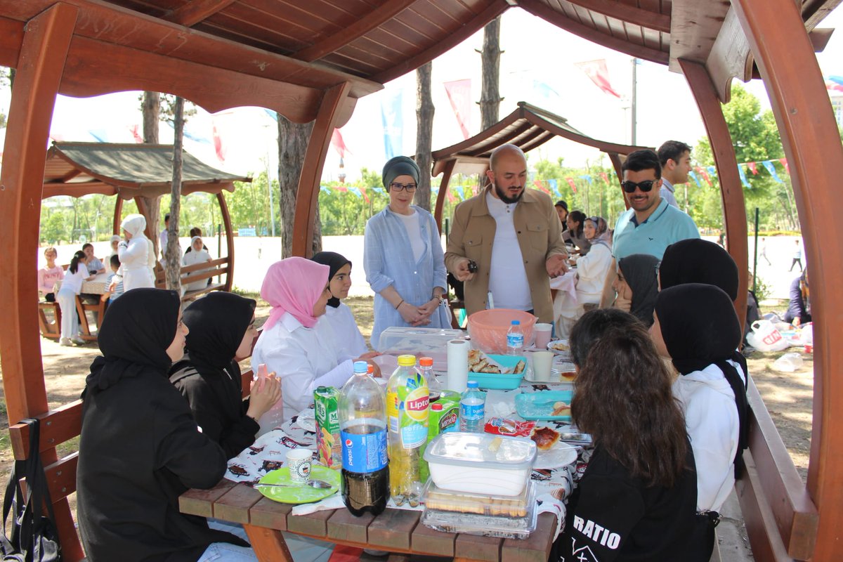 Gelecek Var TÜGVA'da! 
Vakıf Okulumuzda bir dönemin daha sonuna geldik. 
Öğrencilerimiz ve velilerimizin katılımı ile 15 Temmuz Millet Bahçemizde gerçekleştirdiğimiz vakıf okulu pikniğimizde hem bir yıl boyunca büyük emek veren kardeşlerimizi ödüllendirdik hem de eğlendik.