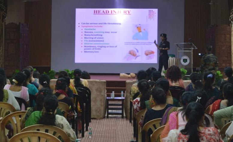 prodefencechan1's tweet photo. A workshop on #FirstAid was organised by #PineDivision Healers for ladies of Meerut Military Station to increase awareness on essential life saving procedures. A compendium 'Arogya' on Health & Fitness was also released during the event.
#KhargaCorps
#IndianArmy
#firstaidadvice https://t.co/GAdoRysy7k