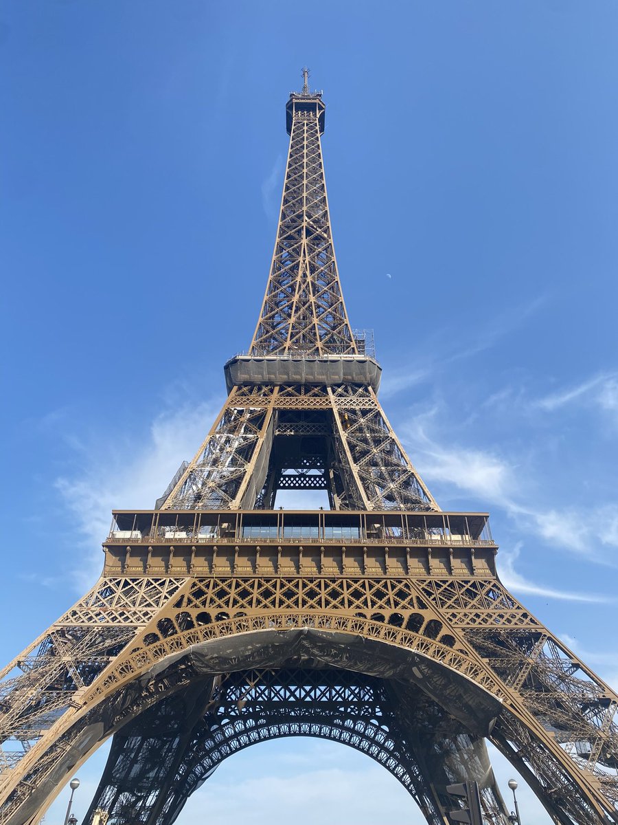 kissamesuga's tweet photo. Beyoncé + Paris 🇫🇷 #RenaisanceWorldTour #RWTParis https://t.co/TbQAELLbEY