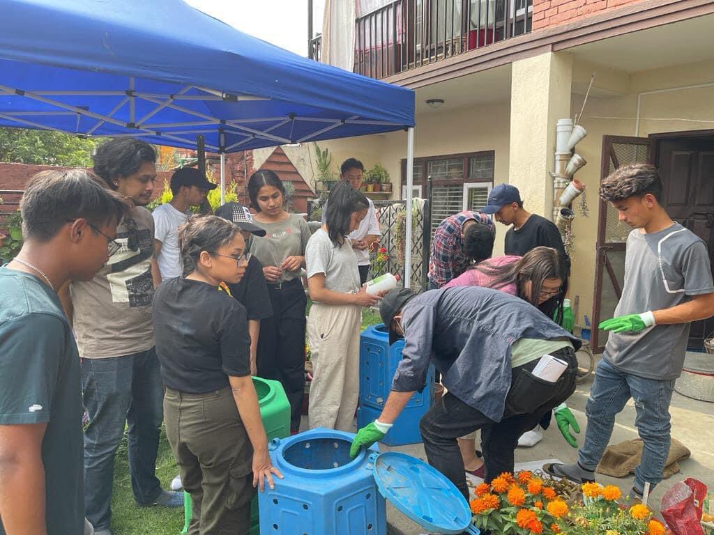 ServicesErst's tweet photo. Enthusiastic participation in vermicomposting composting and hydroponic training 🥬 https://t.co/XwgckqdLhm