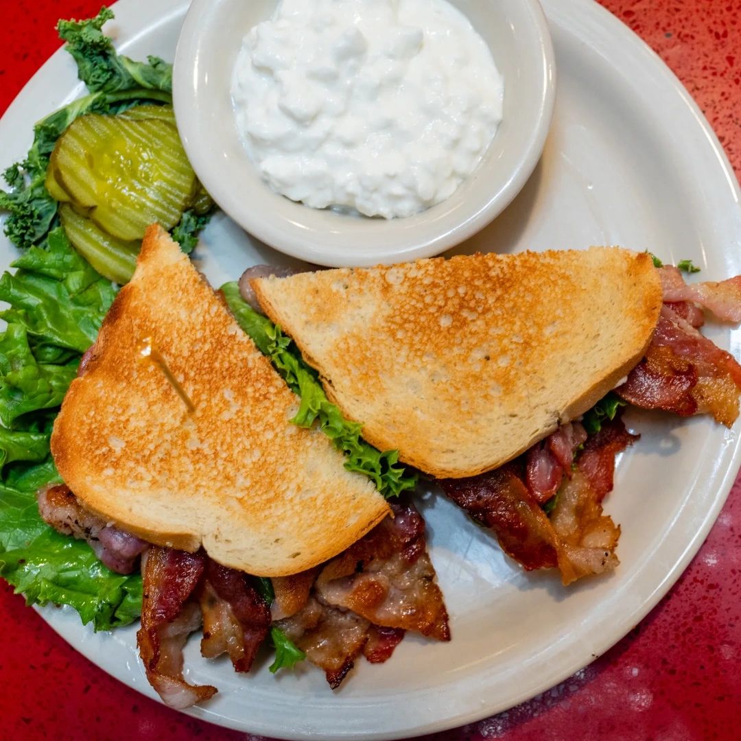The heart wants what the heart wants, and we’re sure yours is yearning for this bacon-filled sandwich! 😍🥓