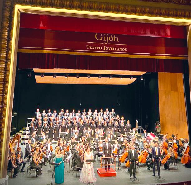 Un ambicioso proyecto de la <a href="/FilarmonicaGJN/">Filarmónica de Gijón</a> hecho realidad en <a href="/Teatrogijon/">Teatro Jovellanos</a>: el estreno absoluto de «Cantarinos de mi Asturias» de Fernando Menéndez Viejo con <a href="/OFIL_Orquesta/">Oviedo Filarmonía</a>, coro <a href="/fpa/">Fundación Princesa de Asturias</a>, María Zapata, <a href="/serenamezzosop/">Serena Pérez</a>, <a href="/JuNoMo73/">Juan Noval Moro</a> y <a href="/jorgetrillov/">JORGE TRILLO</a>, dirigidos por el maestro Rubén Díez.