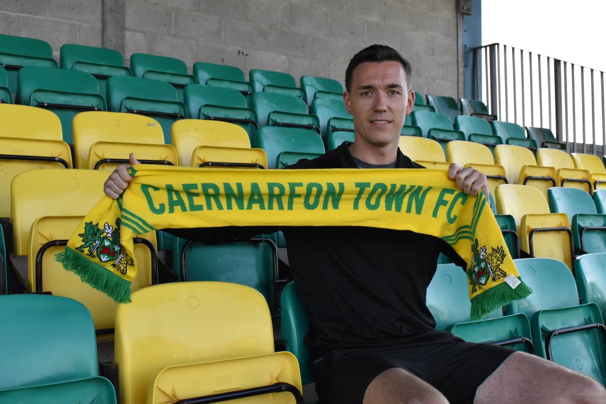 Caernarfon Town FC on Twitter "Dani'n hoffi scarff yn yr Oval💛💚👍 https//t.co/uTflQHR2ZA" / Twitter