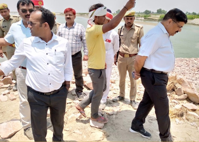 उसहैत-उसावां तटबंधों पर चल रहे बाढ़ से सुरक्षा, बचाव एवं कटाव के कार्यो का निरीक्षण किया। तटबंध बचाव का कार्य लगभग 95 प्रतिशत पूर्ण कर लिया गया है। शेष कार्य को जल्द से जल्द पूर्ण करने के निर्देश दिए । 
<a href="/ChiefSecyUP/">S.P. Goyal, Chief Secretary, GoUP</a> <a href="/InfoDeptUP/">Information and Public Relations Department, UP</a> <a href="/CMOfficeUP/">CM Office, GoUP</a> <a href="/ShishirGoUP/">Shishir🇮🇳</a> <a href="/UPGovt/">Government of UP</a> <a href="/CommissionerBa1/">Commissioner, Bareilly Division</a>